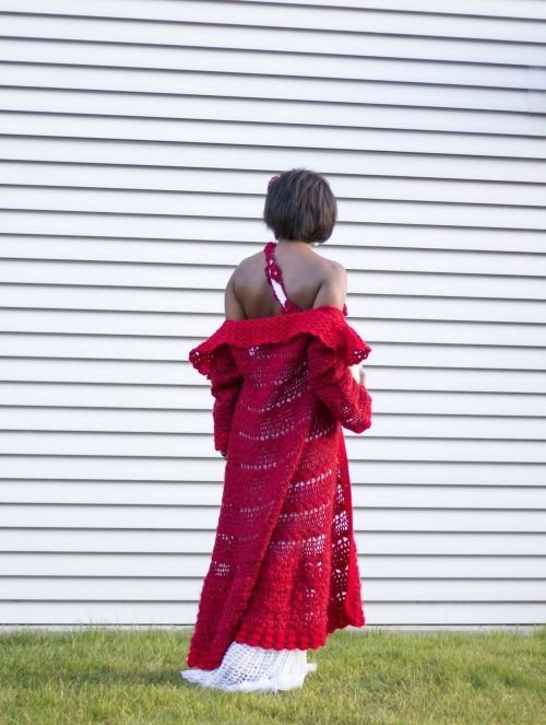 Vamos de boda con el Abrigo Rojo de crochet tejido a mano.