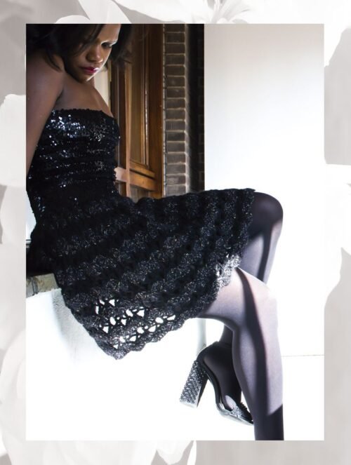 Vestido con cuerpo de pailletes y falda de punto concha tejido a mano a ganchillo con hilo cinta de lino y viscosa y lurex.