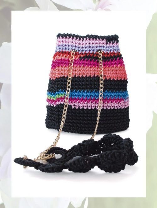 Bolso bombonera tejido a mano en crochet con de aspecto sedoso.