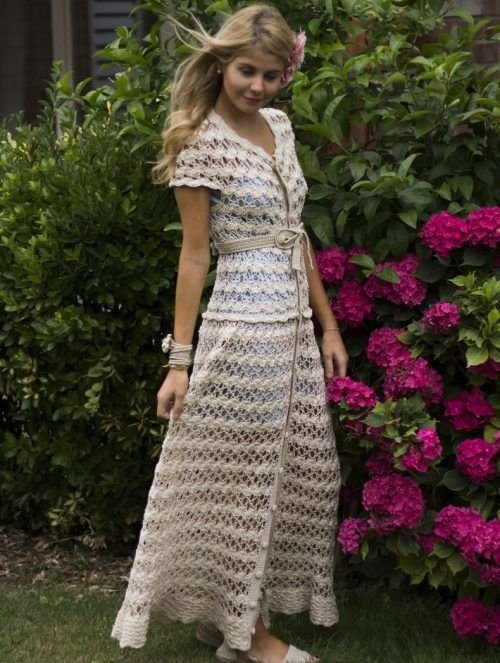 Vestido Ephigênia. Vestido de novia de crochet tejido a mano a ganchillo con un punto muy clásico.  Este vestido tiene un precioso escote redondo con botones frontal rematado con botones de nácar. Sus mangas cortas y falda midi lo hace un clásico atemporal.