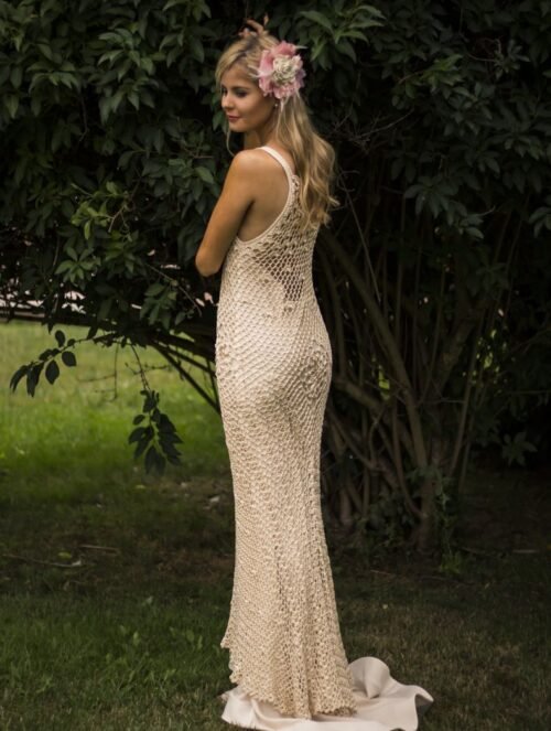 El vestido Hibisco es un verdadero sueño hecho en ganchillo de color vainilla. La preciosidad del hilo de viscosa y su brillo sedoso y la mezcla de puntos creando un delicado patrón entrecruzado donde aparece una linda flor de hibisco.