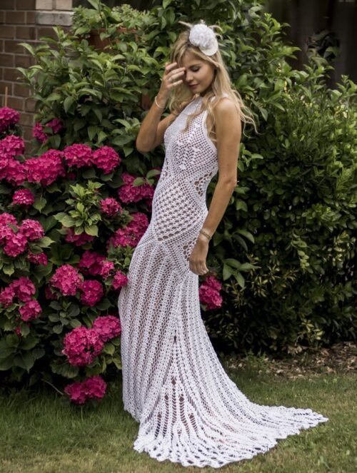 El vestido Ive de Seine es una bella combinación de patrones de crochet, creando este precioso vestido de cuello halter y espalda desnuda.