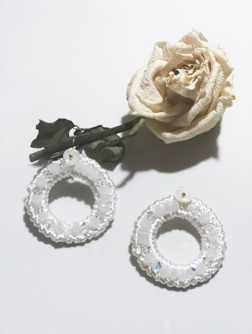 Pendientes circle bordado con cristales de cuarzo y swarovski.