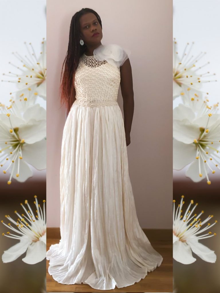 El vestido Hera es un ejemplo de la combinación del ganchillo y la costura,m mezcla un cuerpo tejido a ganchillo en color vainilla y falda plisada.
