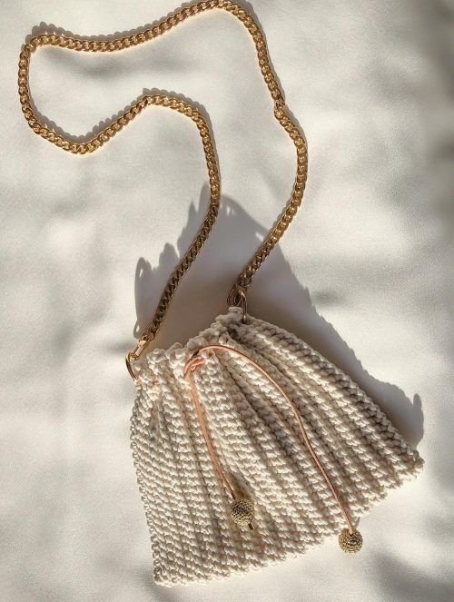 Bolso tejido a mano en crochet con hilo de hilo de algodón y poliéster reciclado.